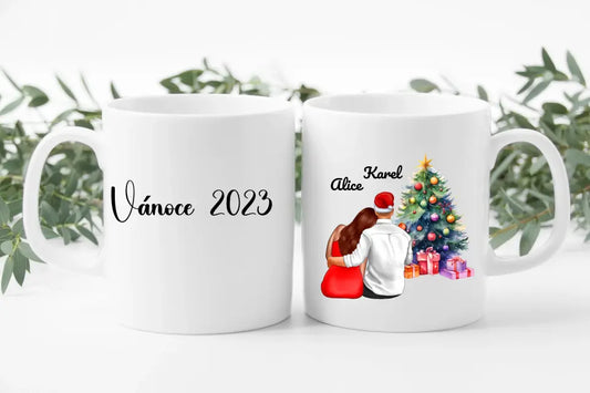 Vánoční hrneček zamilovaný pár u vánočního stromečku. Vánoce 2023.