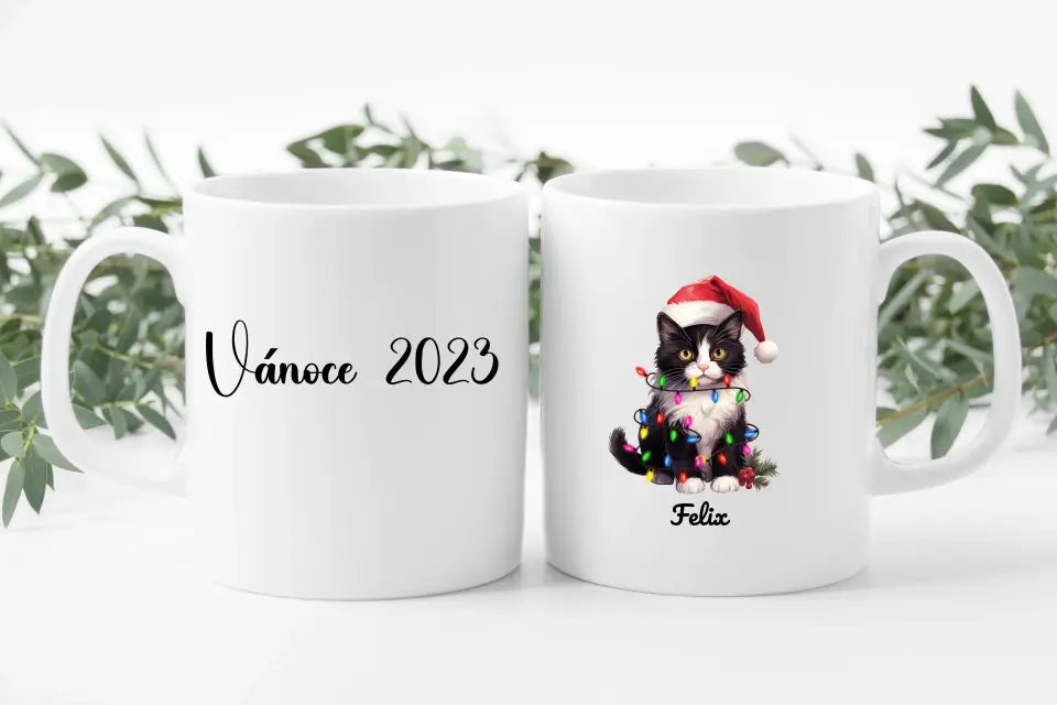 Vánoční hrneček kočka s vánoční čepicí. Vánoce 2023.