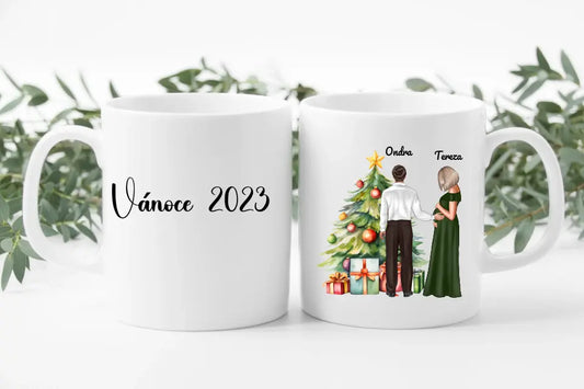 Hrneček těhotná žena s partnerem u vánočního stromečku. Vánoce 2023.