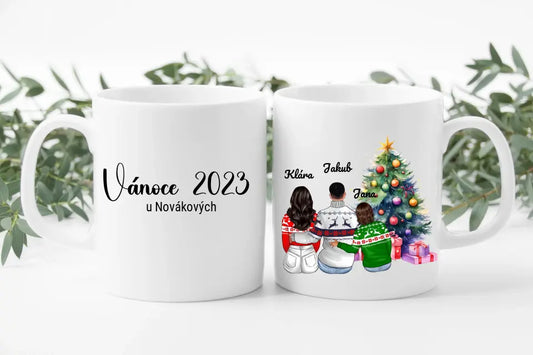 Rodinný vánoční hrneček rodiče s dítětem u vánočního stromečku. Vánoce 2023.